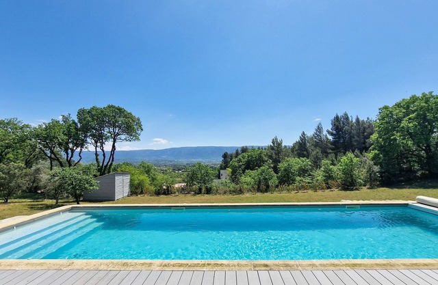 3 bed + villa near Gordes with air-con, pool and stunning views over the Luberon