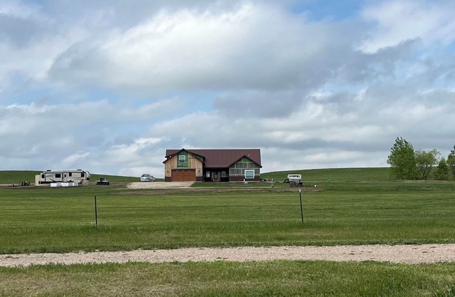 3-bedroom 2-bath house with WiFi, AC, 5-TV’S, panoramic views of the Black Hills