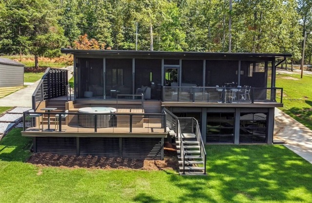 3-bedroom, 2 bath urban-style lakefront bungalow on Sunset Cove in Abbeville, SC on Beautiful Lake Secession. 1 hr 36 min from Augusta National Golf Course 2 hr 15 min from Atlanta, GA 58 min from Clemson, SC 1 hr 8 min from Greenville,