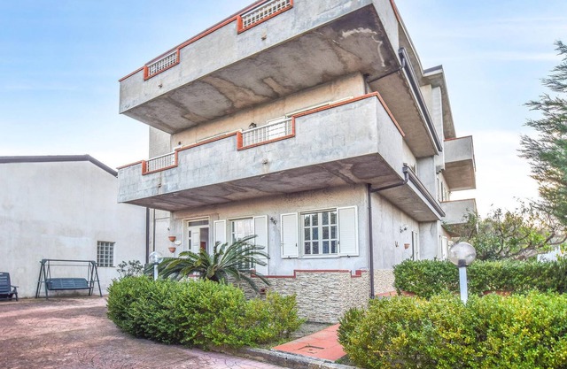 3 bedroom accommodation in CAMINI
