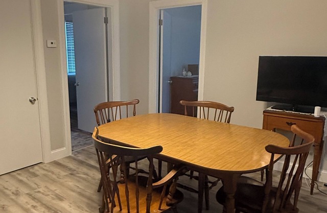 3-bedroom apartment in peaceful North Providence with WiFi