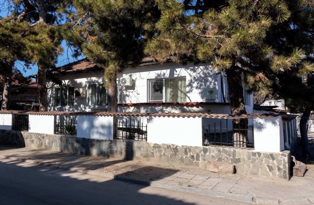 3-bedroom house in charming Perushtitsa with WiFi, AC. Enjoyable getaway awaits