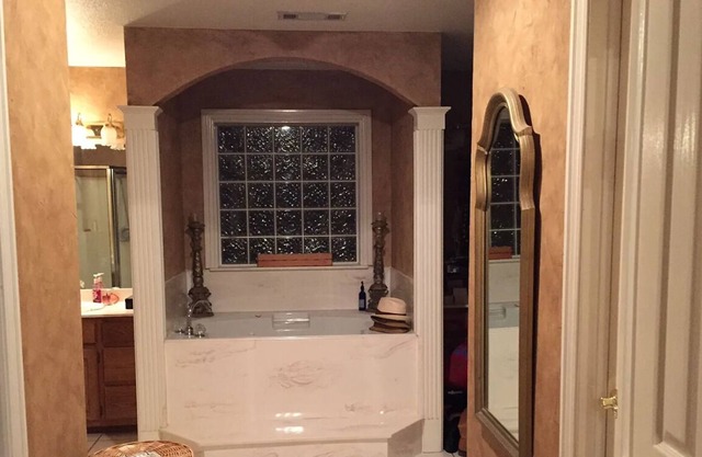 3 Bedroom house in a quiet neighborhood, 10 minutes from downtown Fayetteville.