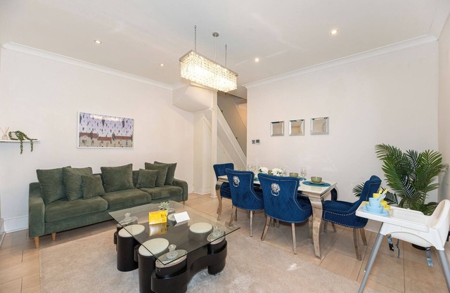3 Bedroom House with Private Garden & FREE Parking in Ilford , East London