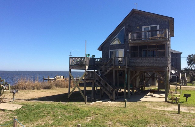 3 bedroom Sound Front 2Q& ,2 T, with Amazing Views, Windsurfing , Dock, 2 Decks,