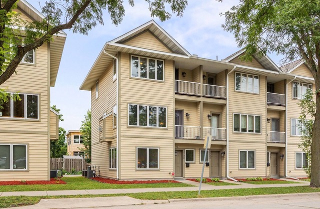 3-bedroom townhome with king beds two car attached garage two pull out couches