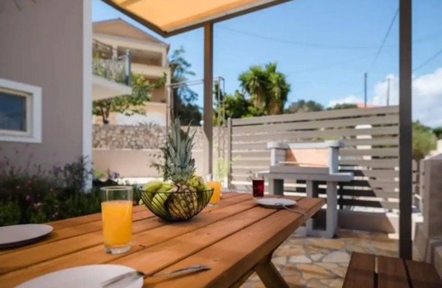 3 bedrooms with stunning mountain views & private pool. 10 minutes from beaches