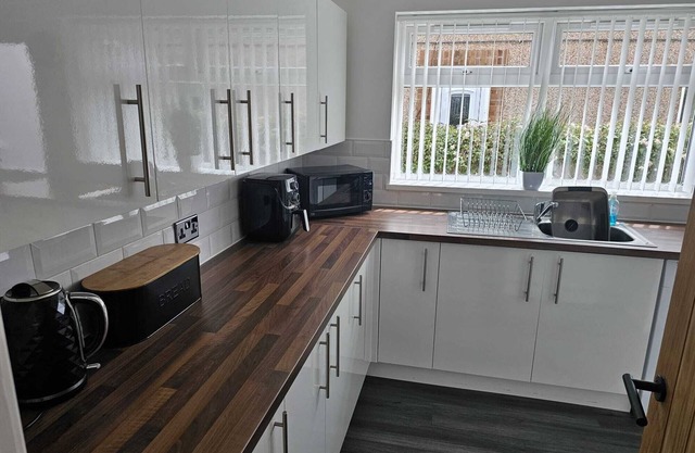 3-beds, Sleeps 6 Walking Distance to Castle & Town