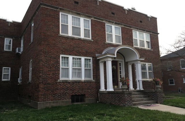 3 Blocks from the Mississippi River in the Park-To-Park Historic District.