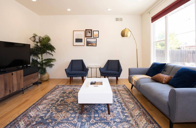 3 BR House in Sunnyvale w/Fenced Outdoor Area