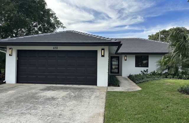 3 BR Pet-friendly House with Pool near Golf Course, downtown & beaches.