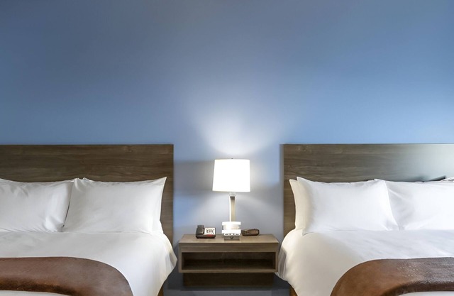 3 Comfy Suite Rooms for Sports Fans – Walk to Lambeau Stadium & Resch Center!