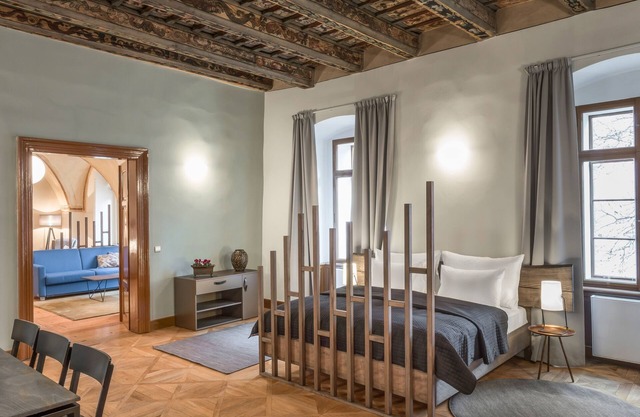 3 Epoques Apartments by Adrez Living