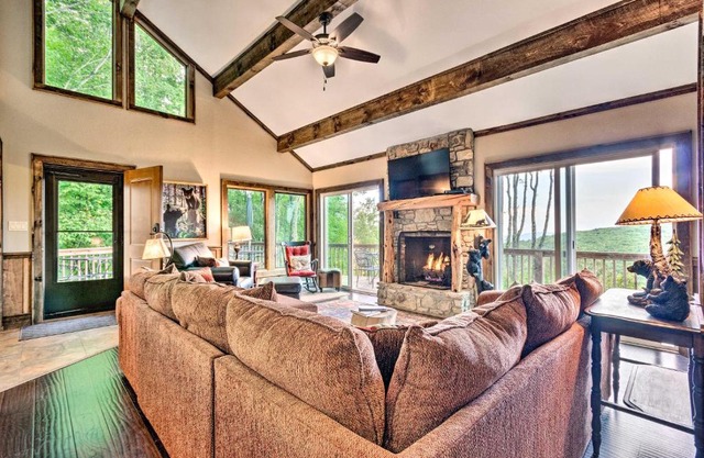 3 Mi to Beech Mtn Treetop Cabin with Deck and Views