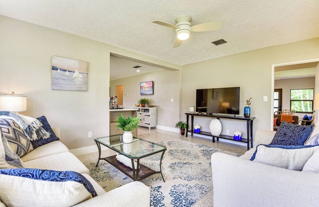 3 Mi to Downtown Bradenton: Family Home w/Yard!