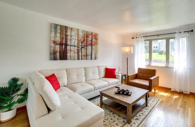 3 Mi to Downtown Pittsburgh Home with Balcony!