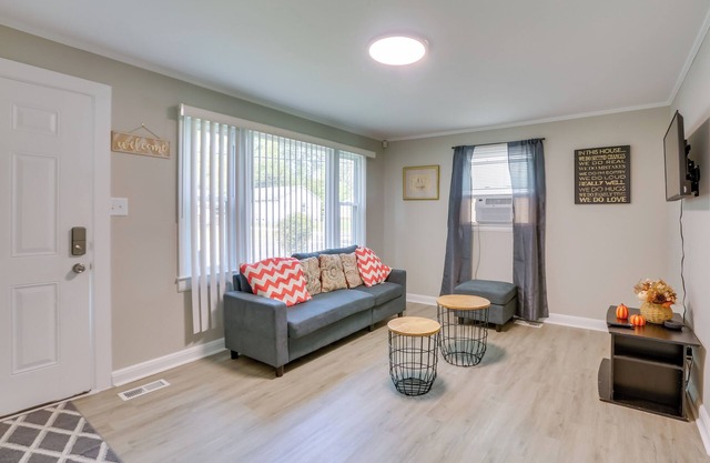 3 Mi to Dtwn Greensboro! Cozy Cottage w/Deck