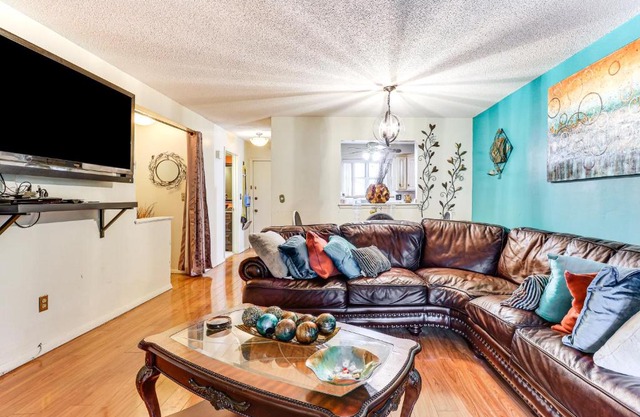 3 Mi to Dtwn New Haven Colorful Condo with Yard!