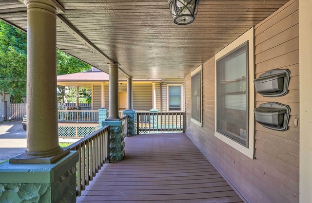 3 Mi to Dtwn: Walkable Apt in Cleveland!