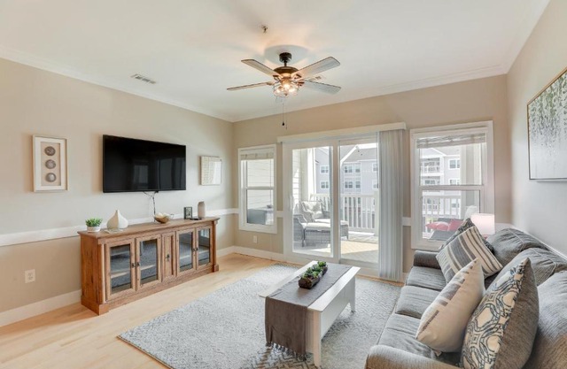 3 Mi to Folly Beach Condo with Pool Access!