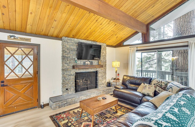 3 Mi to Lake Arrowhead Village: Pine-View Home!