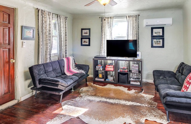 3 Mi to Old Town, Fenced Yard: ABQ Abode!