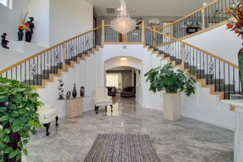 3 Mi to Rio Grande Albuquerque Home with Balcony