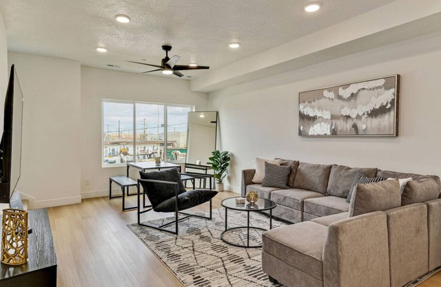 3 Min to DT | 2 Car Garage| Lux Townhome |King Bed