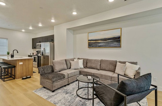 3 Min to DT | 2 Car Garage| Lux Townhome |King Bed