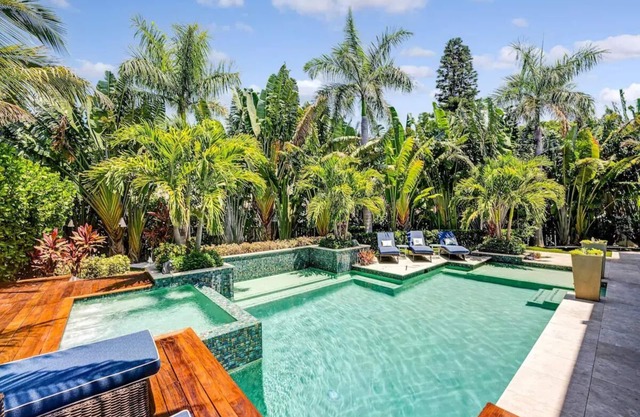 3 minute walk to the sand. Spacious Luxurious 6 bedroom with a beautiful pool!