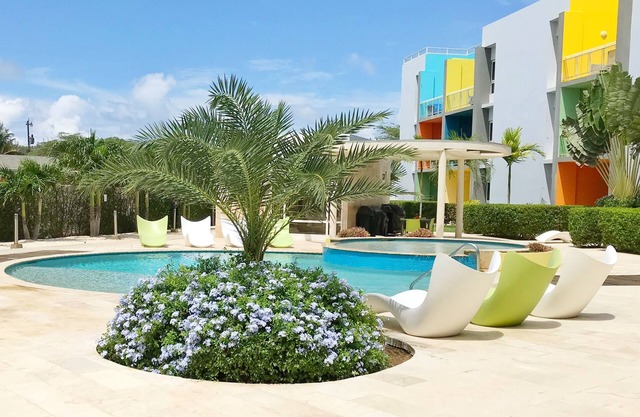 3 minutes drive away from Eagle Beach. Beautiful Apt 2 bed & 2 bath.