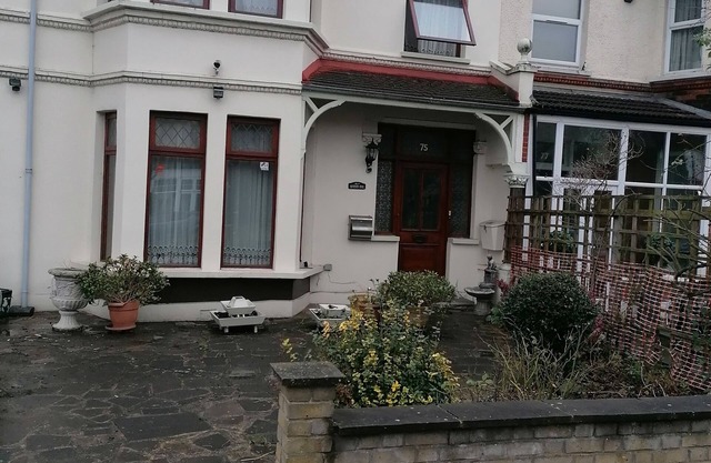 3 Minutes to Train station large town house with 5 bedroom, 6 bed, sleep 8 guest