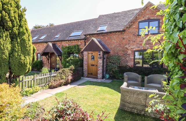 3 MOUNT PLEASANT, pet friendly, with a garden in Pershore
