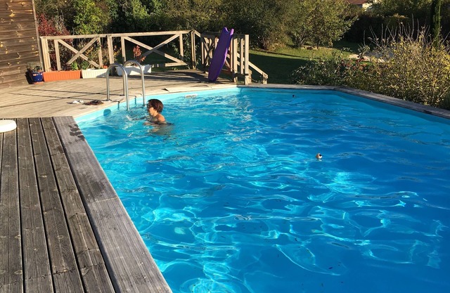 3-star gîte, 8 people, stone house, swimming pool, close to shops.