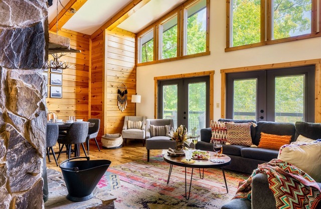 3 Suites~GmRm/PS5~Fireplace~FireTable~HotTub~Bear