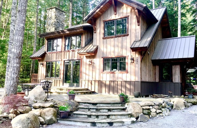 3.tKnotty Lodge – Reclaimed Timber Charm Meets Modern Comfort near Mt. Baker