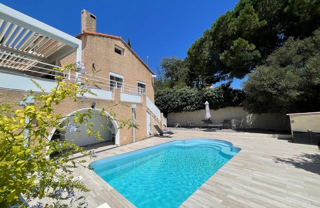 3 to 5 bedroom house with pool, côte bleue