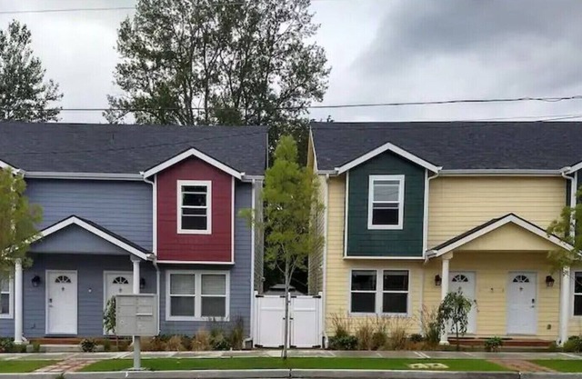 ★ 3 Townhomes with Smart TV & Blackout Curtains