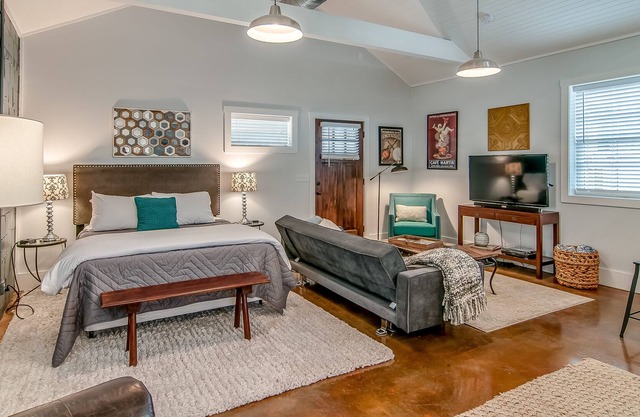 30+ DAY FURNISHED HOUSE - Robertson Cottage - 5 Miles from Downtown!!