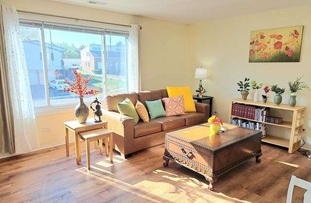 30-Day Plus Extended Stay: Spacious 2 Bedroom/1Bath Condo. Walk to Train!