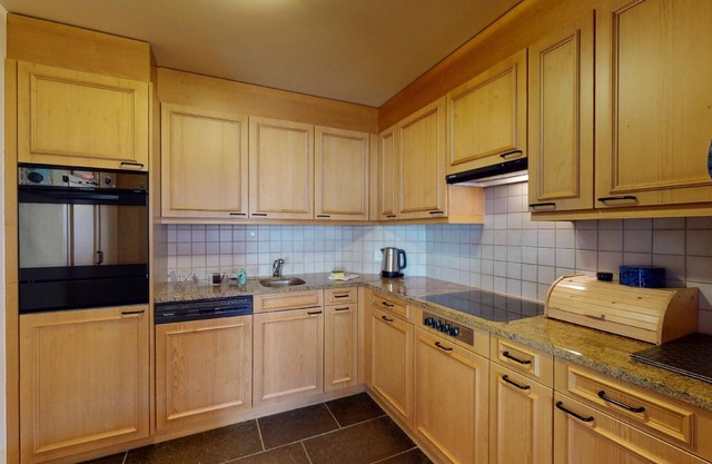 3½-room apartment on the 2nd floor, entrance with wardrobe, living room with TV,