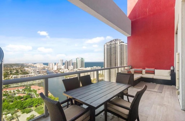 3308 Exclusive 2BR 2BTH Penthouse Water City View 2 story balcony Modern Kitchen Pool