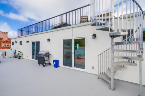 360 Rooftop View Ocean Breeze 6 Min to Beach