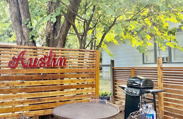 3bdrm 10 mins Downtown, Next to UT, Outdoor Dining & Grill