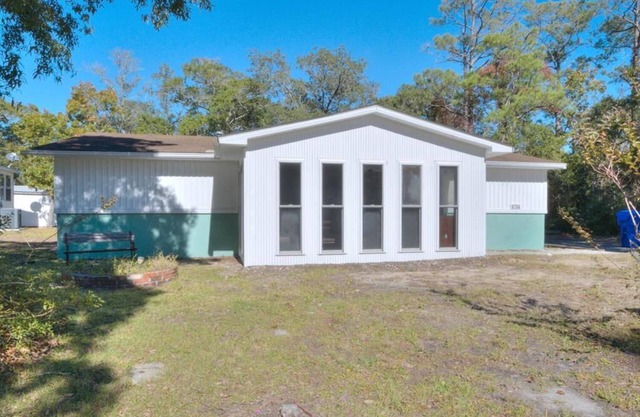3BR/2BA Home - Walk to Beach, Sunroom, Central Location, Sleeps 8