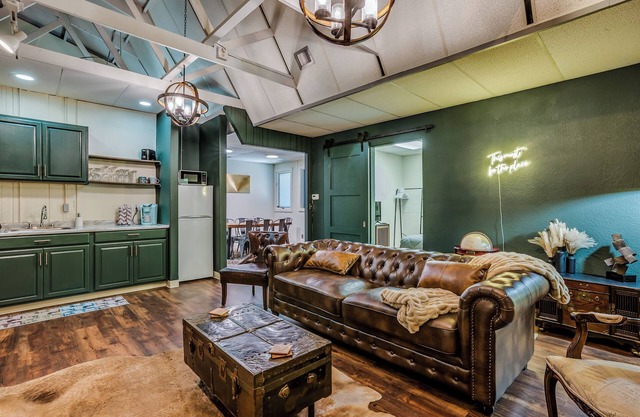 3BR Downtown Boho Hydeaway with Epic Garage Hangout for small gatherings