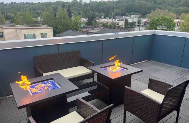 3BR Near Downtown, Rooftop Firepit, King bed, Parking