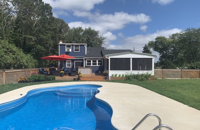 3BR private oasis with in-ground heated pool - close to winery, beaches & bay!