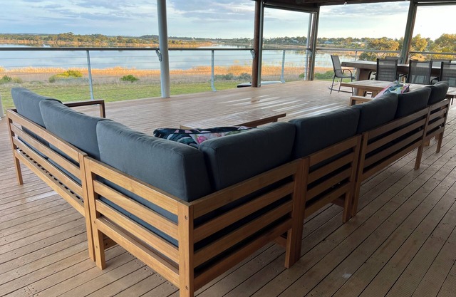 3fams/16people - Large House, Lake access & view, large property