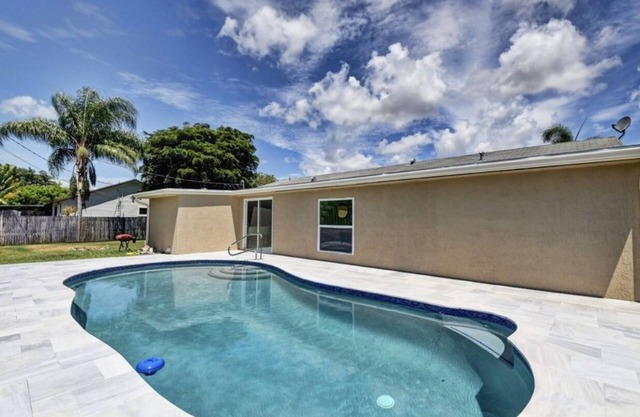 4/2 Gem w/Private Pool